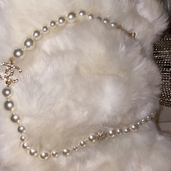 PRICE DROP! LIMITED TIME! Chanel Vintage Pearl Necklace Short - Picture 1 of 6